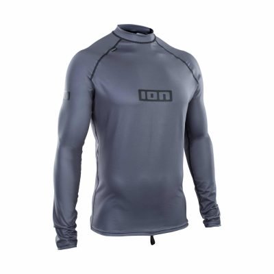 Una rash guard grigia aderente a maniche lunghe con marchio ION nero sul petto e sulla parte superiore del braccio sinistro, caratterizzata da collo a lupetto e coulisse sull'orlo.